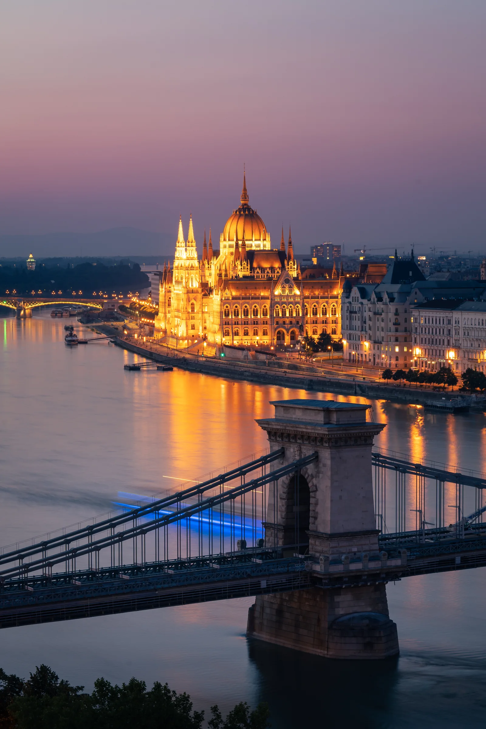 Parlement hongrois et pont des Chaînes au crépuscule – étape Orient Express Paris-Istanbul