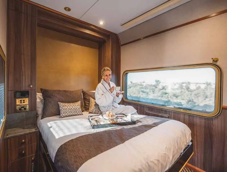 Cabine Platinum du train The Ghan – Australie, petit-déjeuner au lit