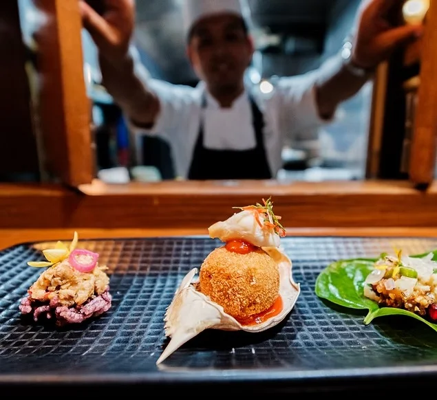 Chef Patipat Lakthong préparant des plats thaïlandais gastronomiques à bord du Blue Jasmine Train