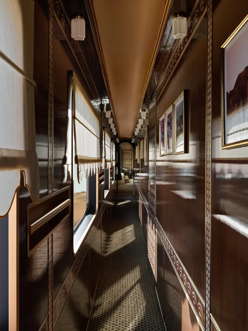 Couloir luxueux du Dream of the Desert avec boiseries en laque raffinées — train ultra-luxe Arabie Saoudite
