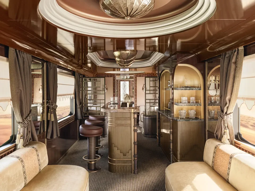 Bar Majlis du Dream of the Desert — lounge luxueux aux boiseries dorées en Arabie Saoudite