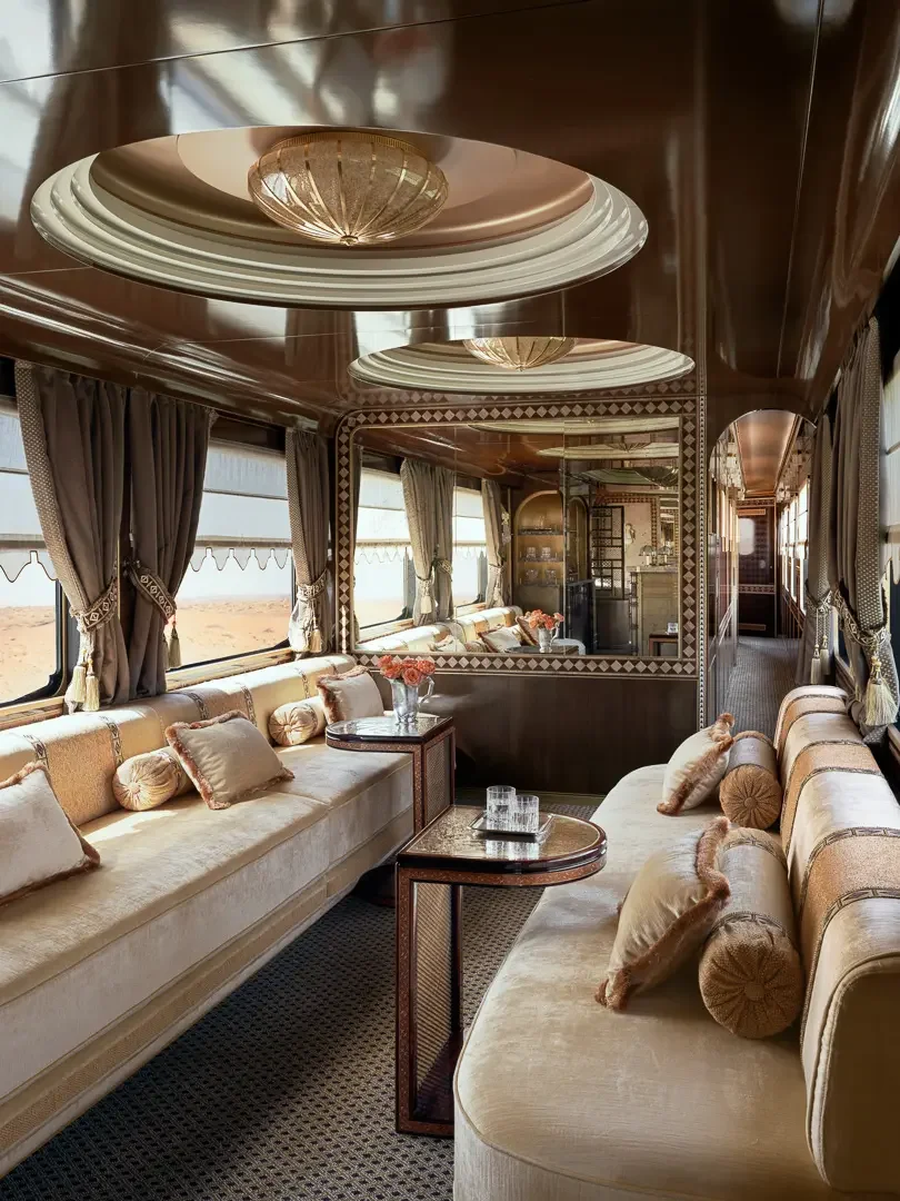 Lounge Majlis du Dream of the Desert avec sofas luxueux et décor du désert — train ultra-luxe Arabie Saoudite