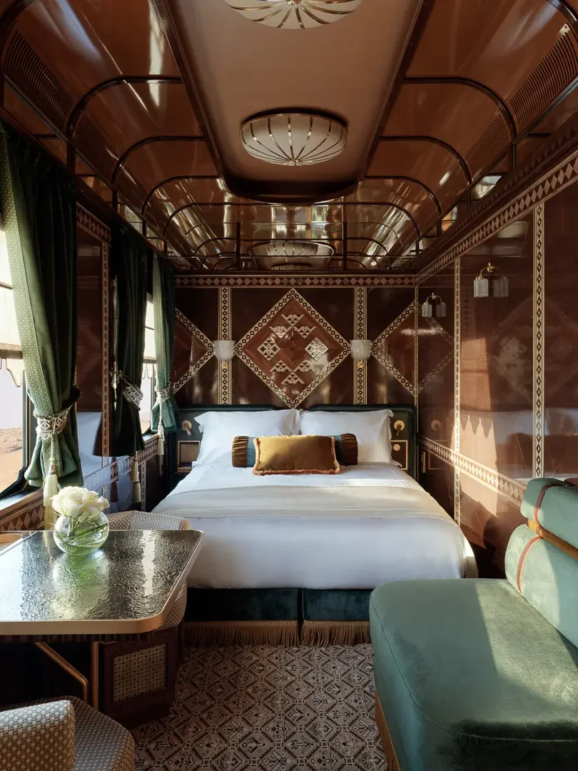 Suite du Dream of the Desert avec lit double et motifs nabatéens en marqueterie — train de luxe Arabie Saoudite