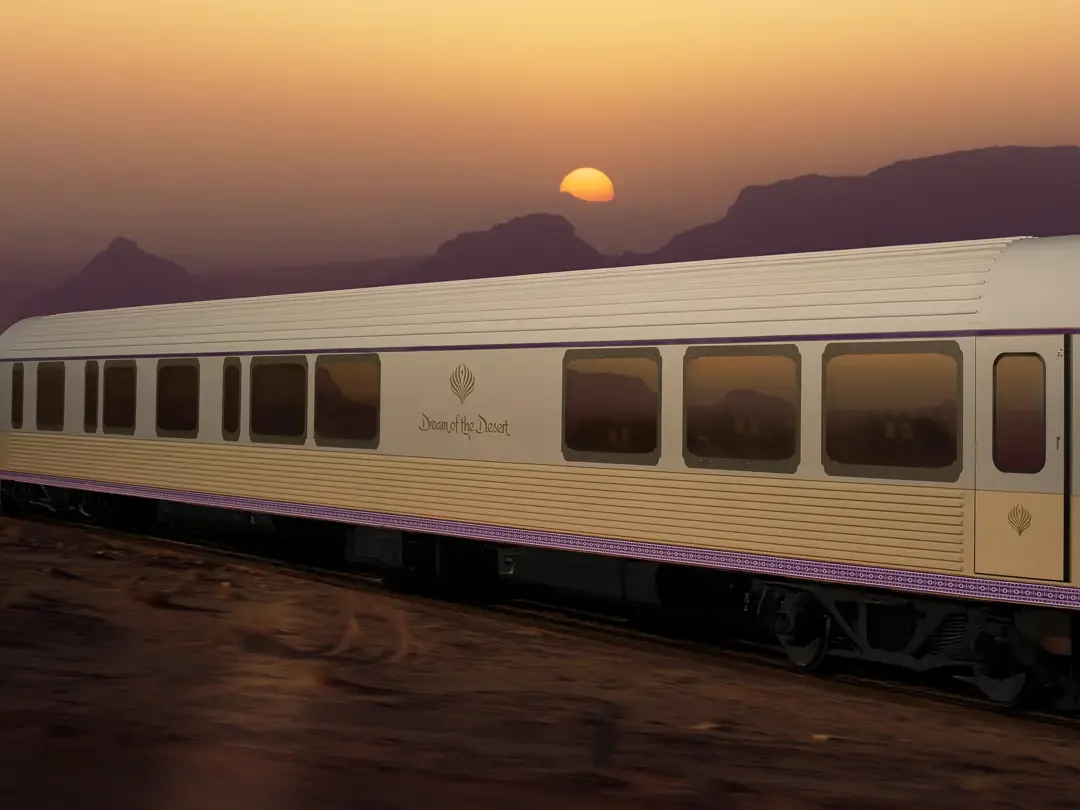 Train Dream of the Desert au coucher du soleil – Arabie Saoudite désert rouge