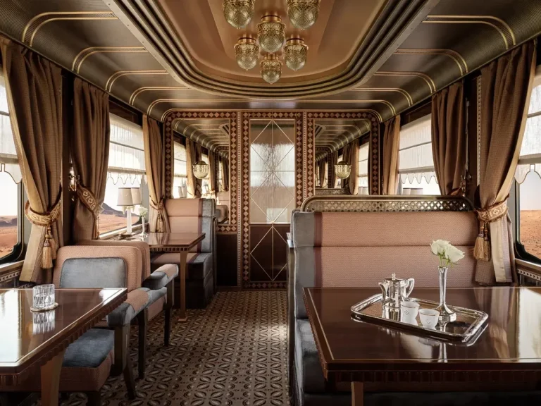 Wagon restaurant luxe Dream of the Desert avec décor Art Déco, Arabie Saoudite, train haut de gamme