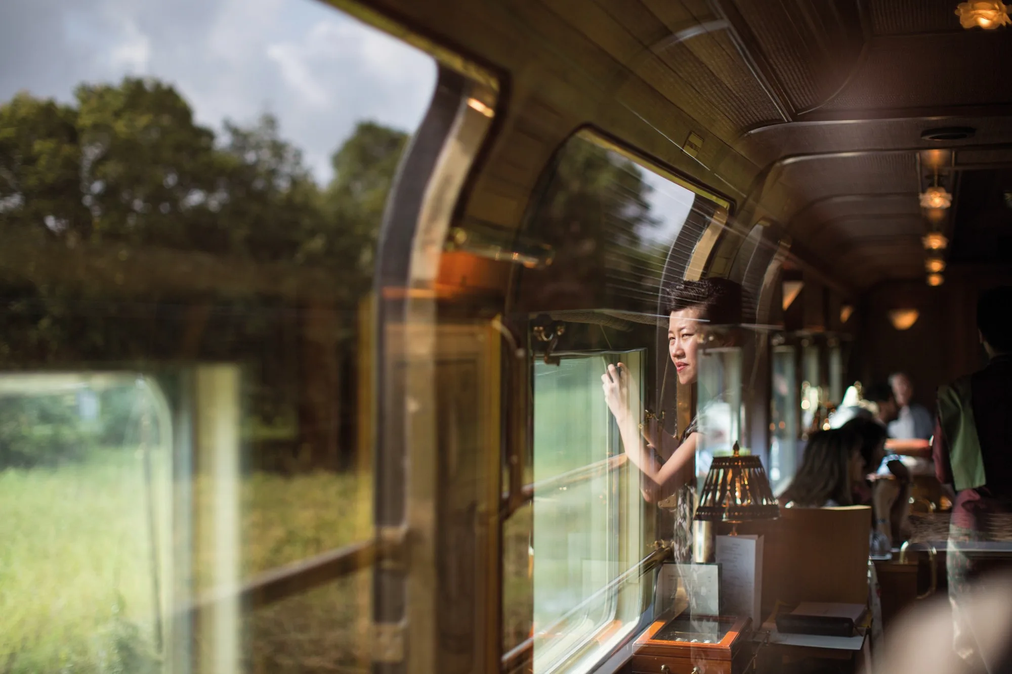 Voiture-bar de l'Eastern & Oriental Express Belmond — passagère à la fenêtre panoramique