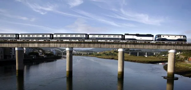 El Transcantabrico Gran Lujo traversant un pont en Galice — paysage nord Espagne