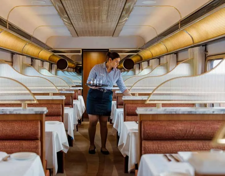 Service raffiné à bord du wagon restaurant du Ghan