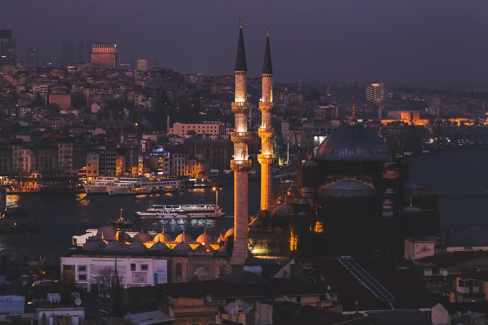 Istanbul de nuit, Bosphore illuminé — arrivée La Dolce Vita Orient Express