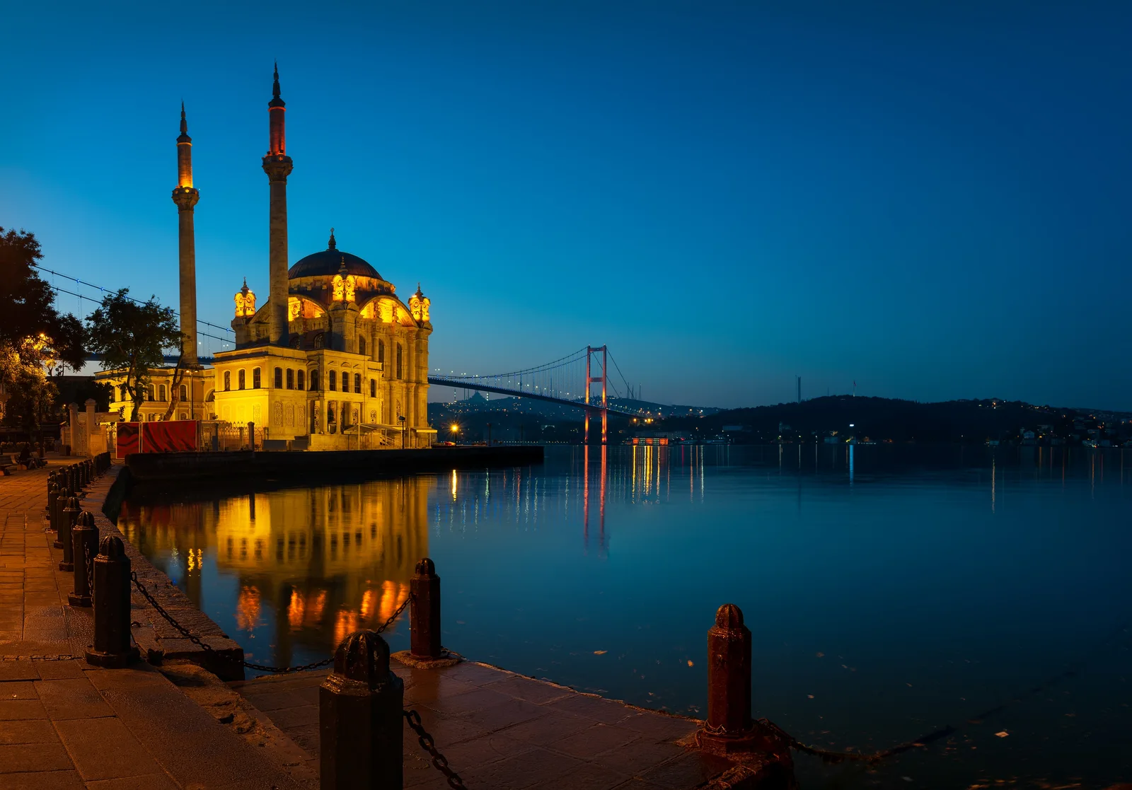 Mosquée Ortaköy et pont du Bosphore à Istanbul au lever du soleil