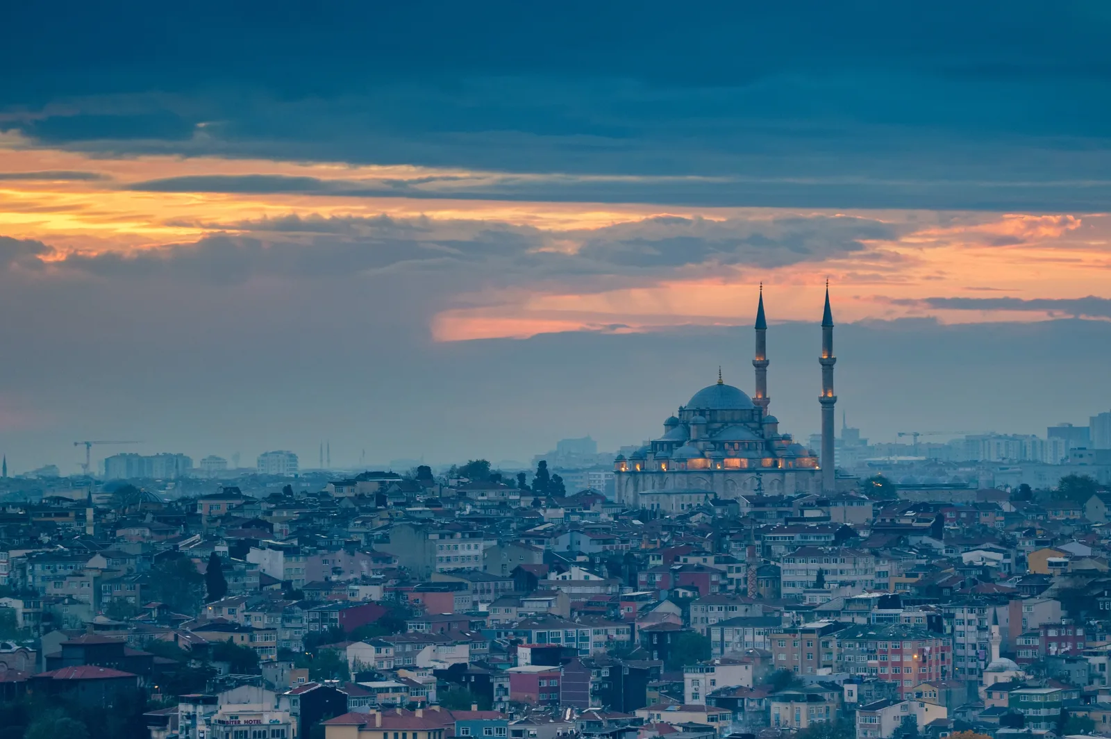 Istanbul au coucher du soleil — escale mythique de La Dolce Vita Orient Express Rome-Istanbul
