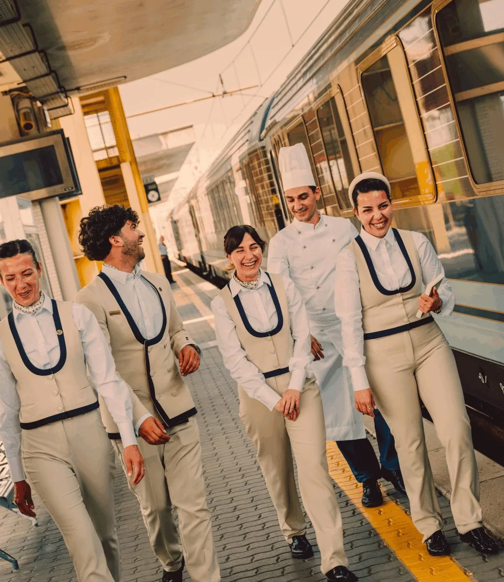 Équipe et personnel de La Dolce Vita Orient Express sur le quai de gare