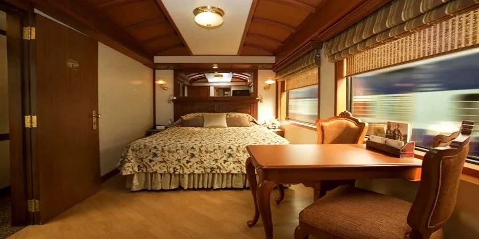 Cabine de nuit Maharajas Express – boiseries acajou et lit fleuri, Inde