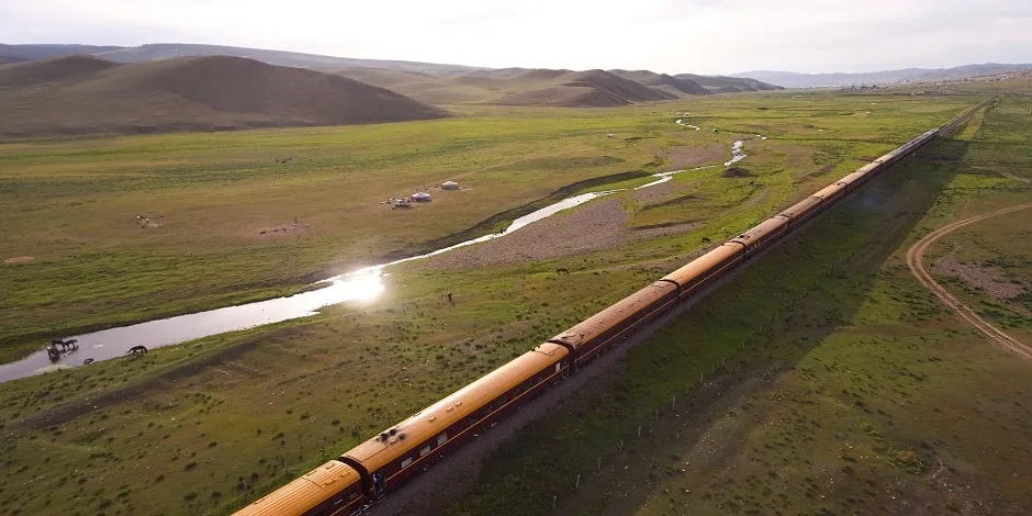 Train Or des Tsars traversant la steppe mongole – vue aérienne transsibérien