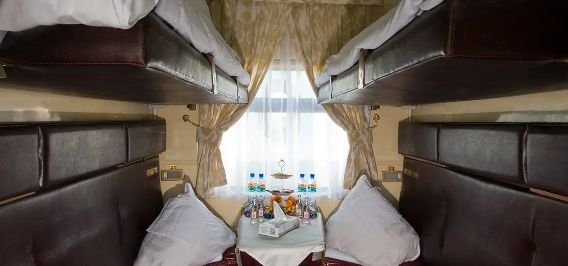 Cabine Habibi de l'Orient Silk Road Express — couchettes superposées compartiment partagé