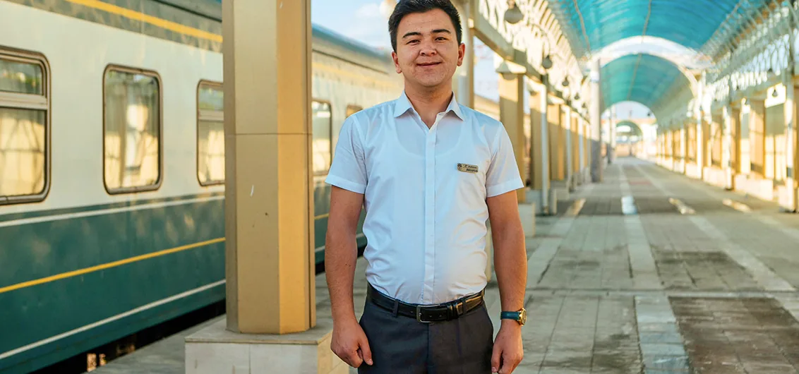 Guide accompagnateur francophone de l'Orient Silk Road Express sur le quai de la gare