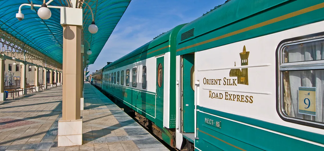 Orient Silk Road Express en gare en Ouzbékistan — train privé Route de la Soie