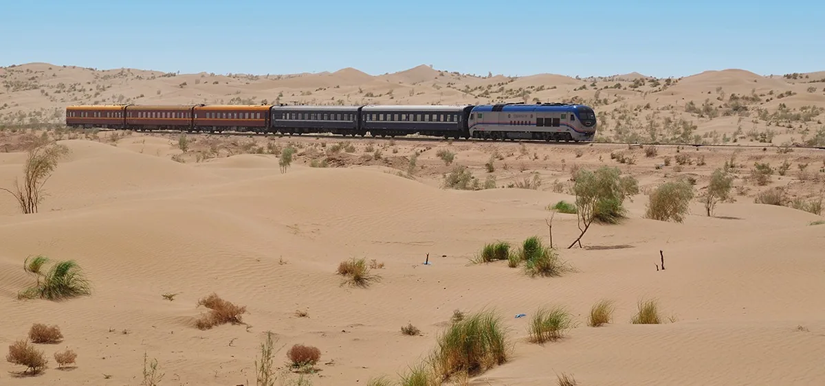 Orient Silk Road Express traversant les dunes de sable de l'Ouzbékistan