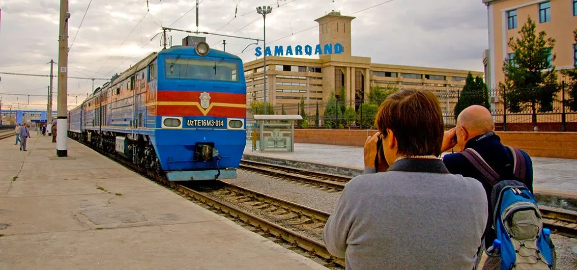 Orient Silk Road Express en gare de Samarcande Ouzbékistan