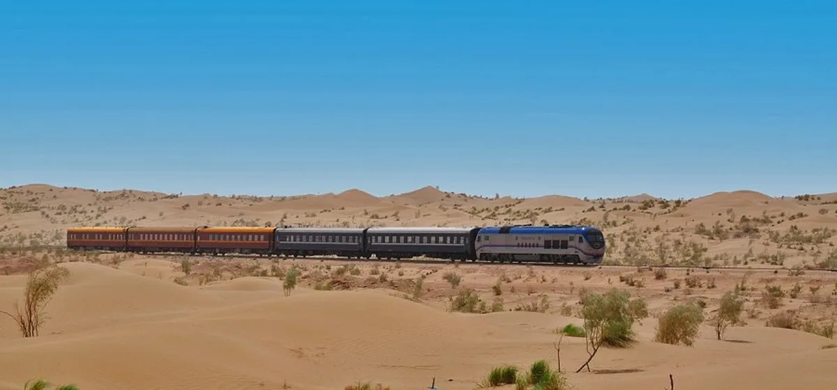 Orient Silk Road Express train privé traversant le désert d'Asie centrale