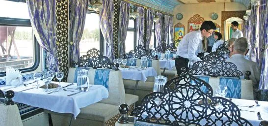 Wagon-restaurant à décoration ouzbèke de l'Orient Silk Road Express