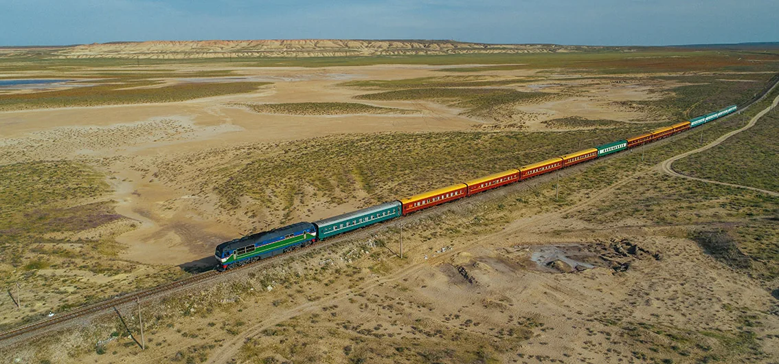 Wagon-restaurant de l'Orient Silk Road Express — service des repas inclus dans le prix