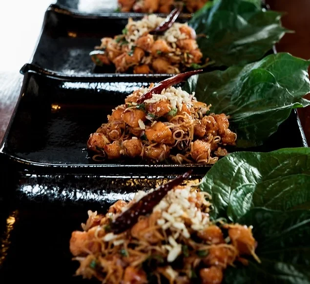 Plats gastronomiques thaïlandais signés Patipat Lakthong, présentation raffinée à bord du Blue Jasmine Train