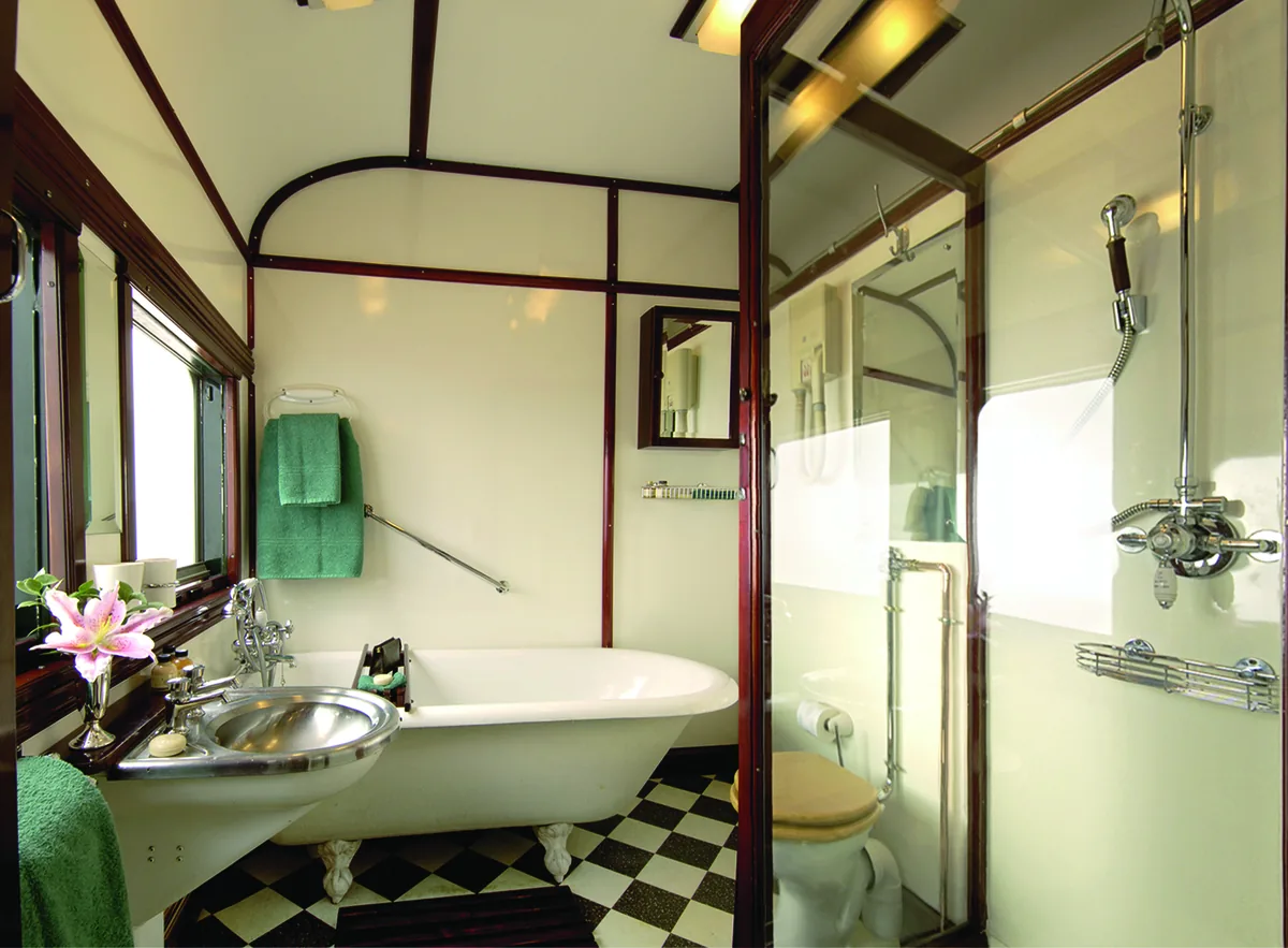 Voyage en train de luxe pour seniors — Salle de Bain