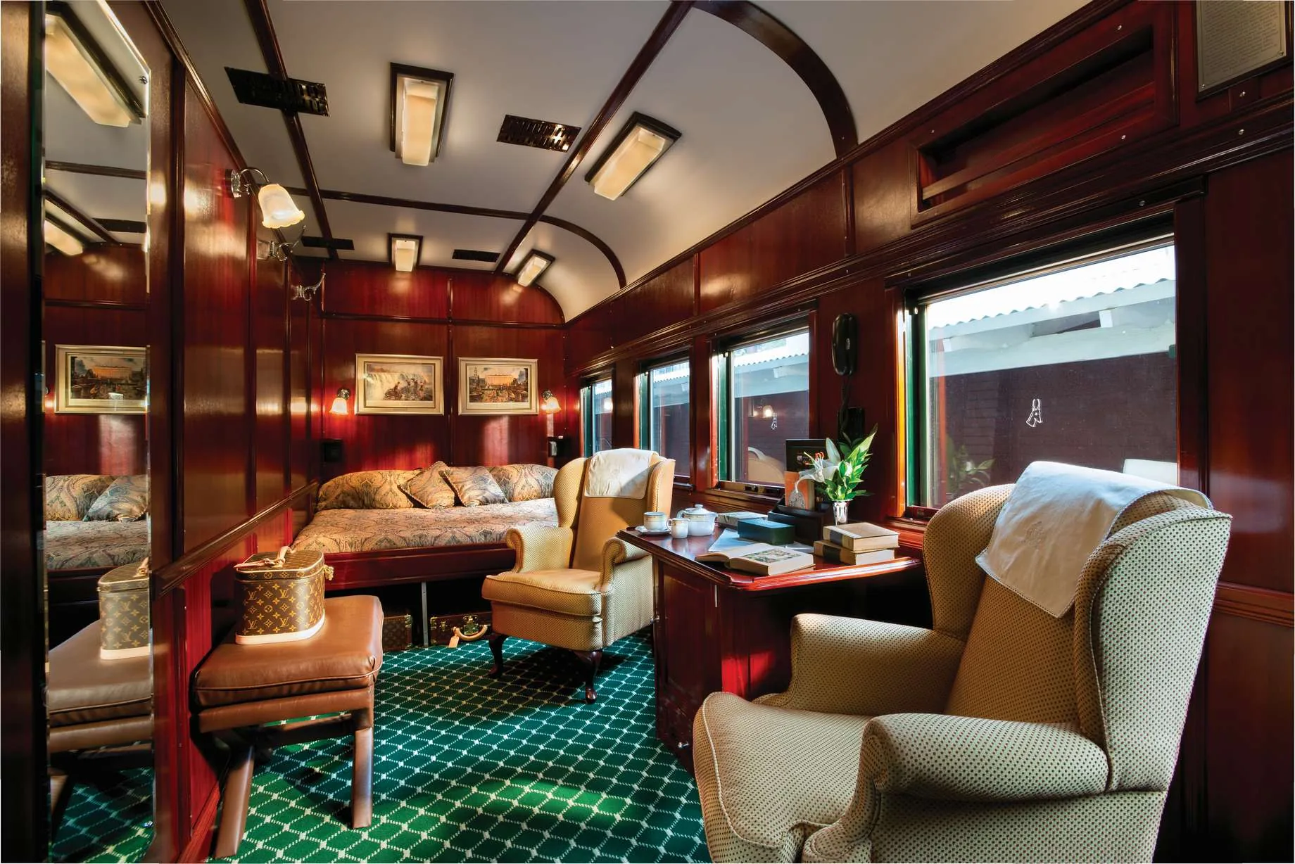 Suite Royale du Rovos Rail — salon privé avec fauteuils et moquette verte