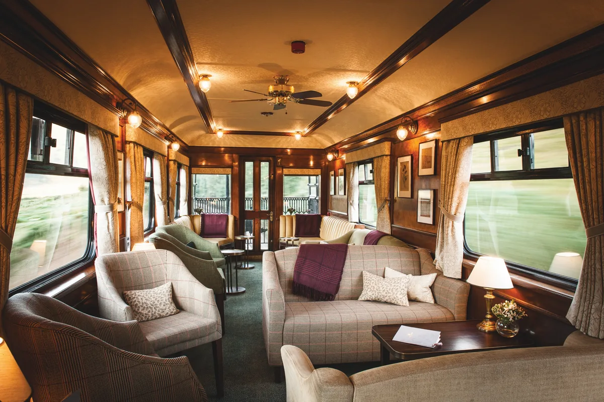 Wagon salon d'observation du Royal Scotsman Belmond traversant les Highlands écossais