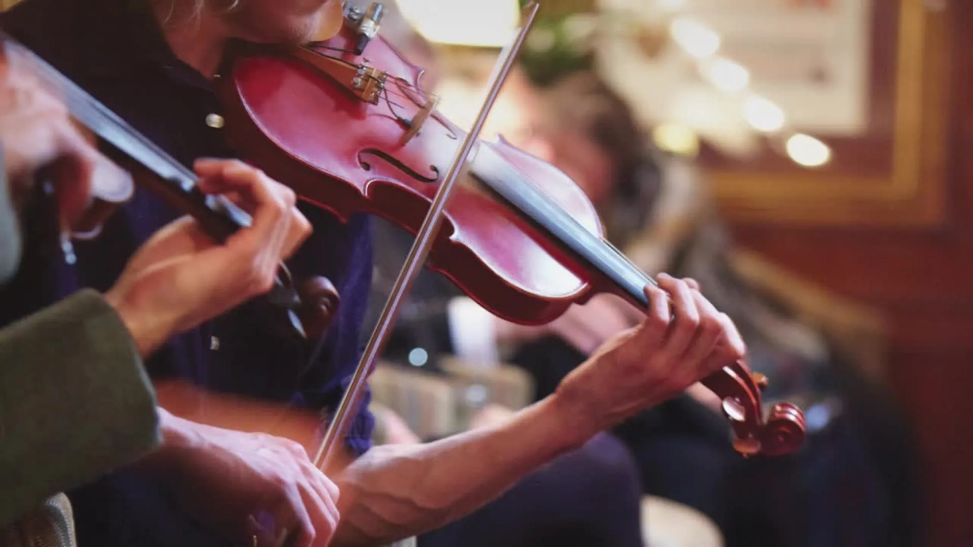 Musicien folk jouant du violon à bord du Belmond Royal Scotsman — concert de musique traditionnelle écossaise