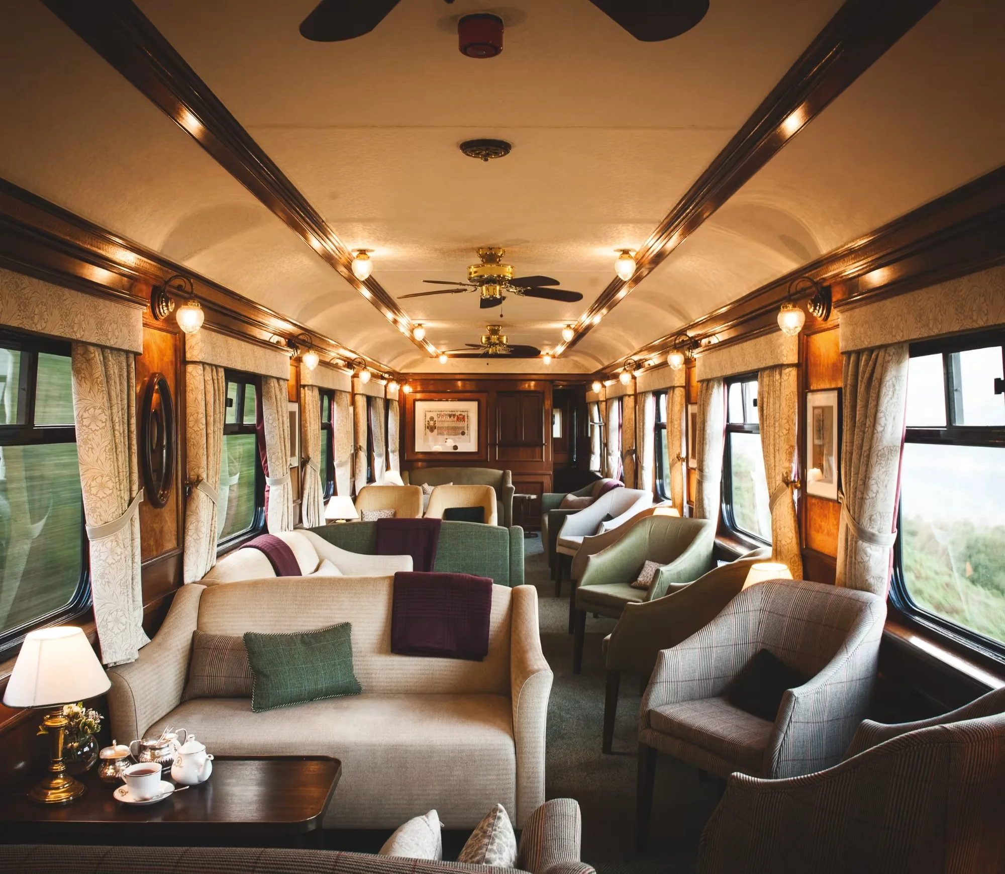Voiture salon panoramique du Royal Scotsman — ambiance feutrée édouardienne avec vue sur les Highlands d'Écosse