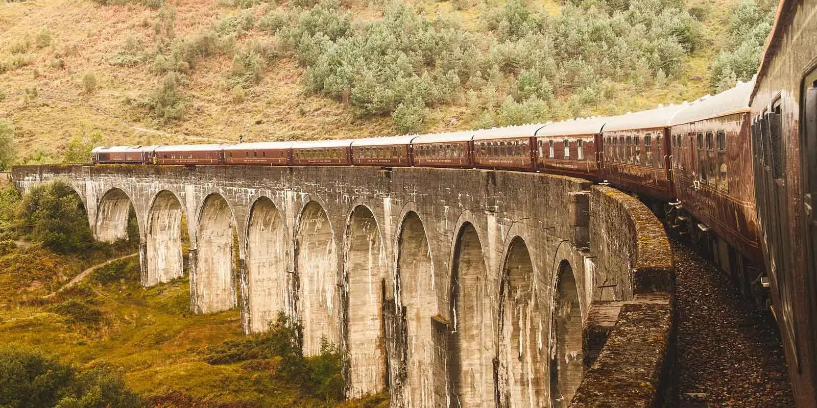 Belmond Royal Scotsman sur le viaduc de Glenfinnan — train de luxe Écosse traversant les Highlands