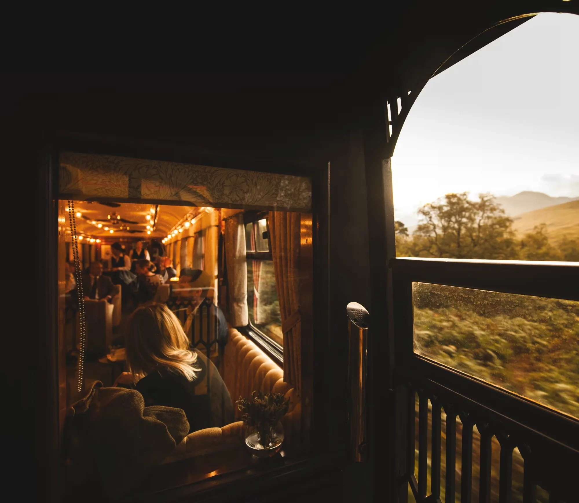 Voiture observation du Belmond Royal Scotsman au coucher de soleil dans les Highlands écossais — lumière dorée
