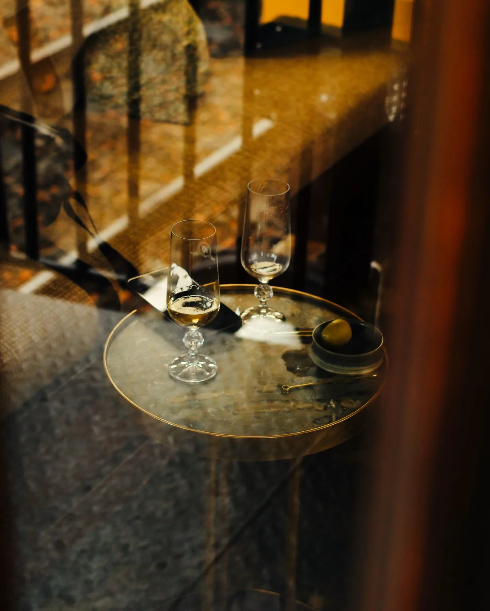 Dégustation de whisky single malt écossais en verres de cristal sur la terrasse du Belmond Royal Scotsman