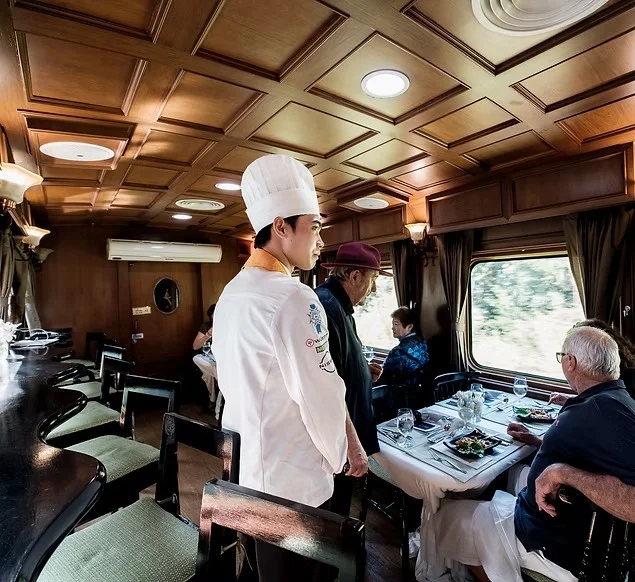 Service gastronomique à bord du Blue Jasmine Train, train de luxe en Thaïlande avec chef et passagers