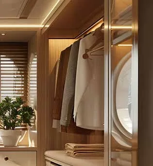 Dressing privatif de l'Australis Suite à bord du train The Ghan - finitions bois clair, miroir et espace de rangement premium