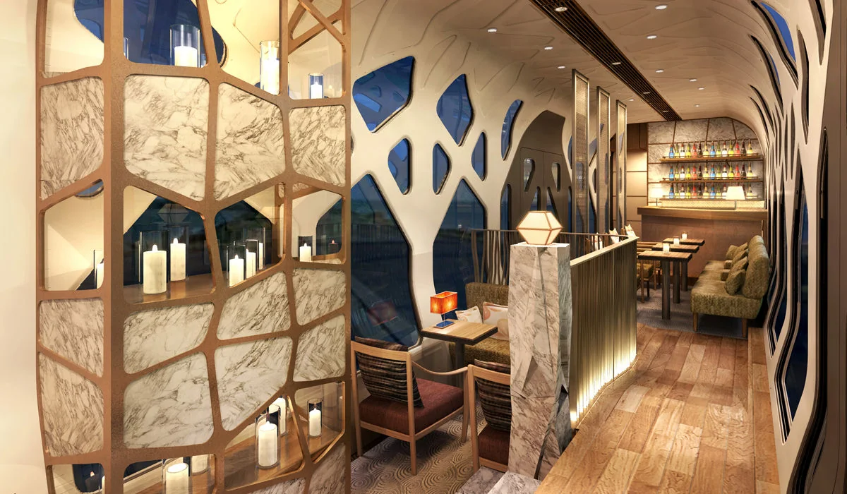 Vue large du lounge Komorebi Train Suite Shiki-Shima — espace social luxueux avec arbre central et panorama japonais