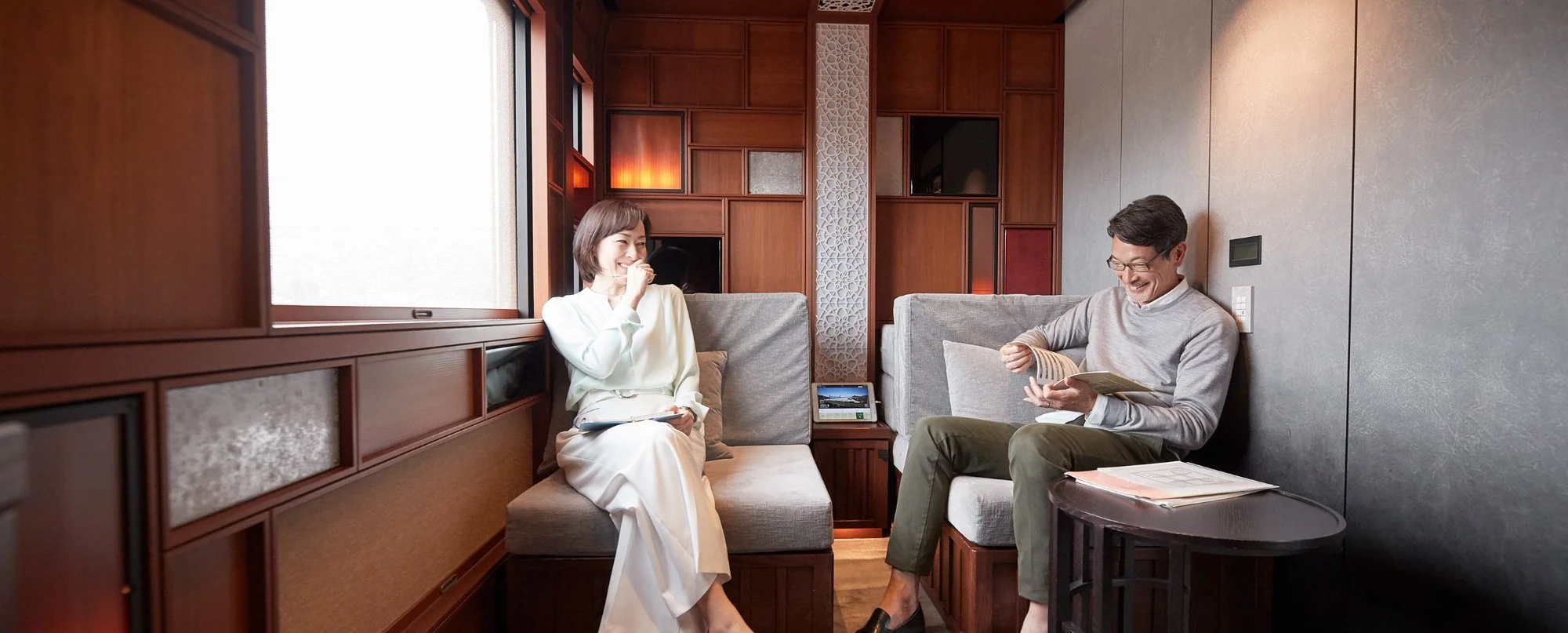 Fauteuils artisanaux et boiseries dans une suite du Train Suite Shiki-Shima — intérieur luxueux du train japonais