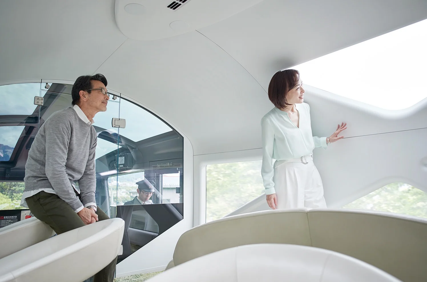 Terrasse panoramique avant du Train Suite Shiki-Shima — vue sur les voies depuis la cabine de conduite dorée