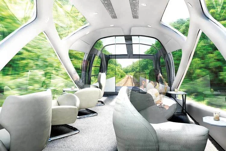 Voyageurs dans la voiture panoramique du Train Suite Shiki-Shima — vue à 270 degrés sur les paysages japonais