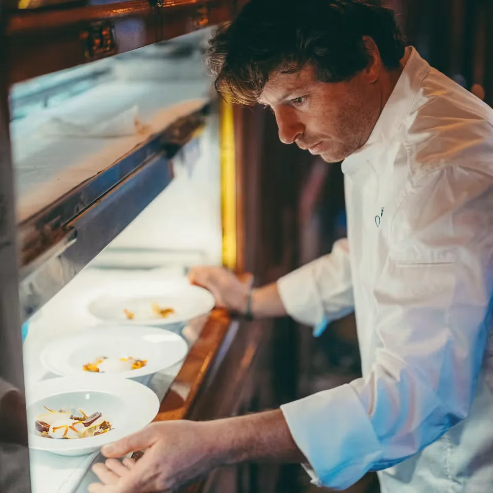 Chef Jean Imbert en cuisine dans le wagon-restaurant du Venice Simplon-Orient-Express Belmond