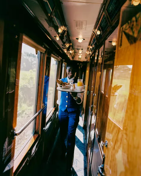 Steward en service dans une cabine du Venice Simplon-Orient-Express — service à bord Orient Express