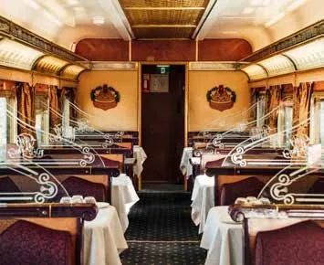 Wagon-restaurant gastronomique Queen Adelaide du train Indian Pacific - tables dressées et décoration élégante