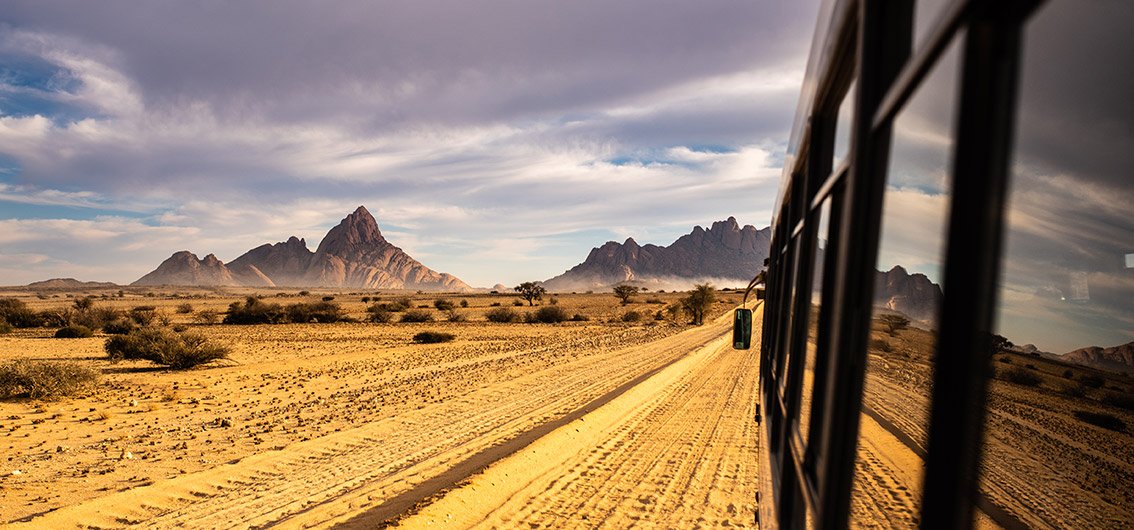 Train African Explorer longeant la savane namibienne — voyage privé en Afrique Australe