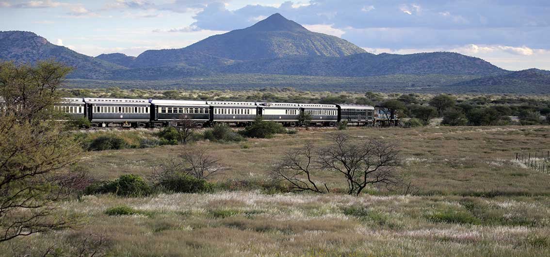 Intérieur élégant du train African Explorer — cabines et couloir boisé en Afrique Australe