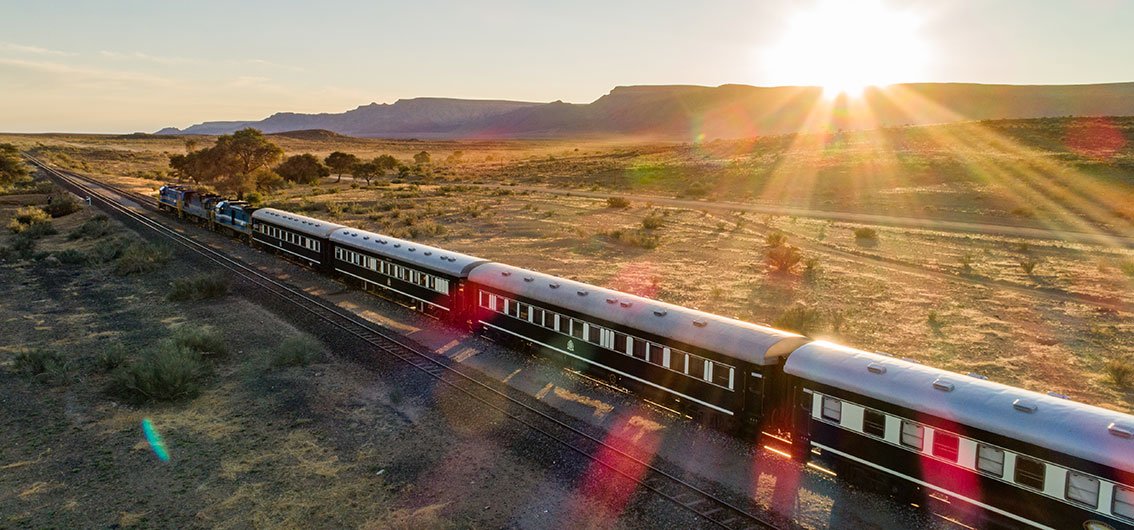 Dunes de Sossusvlei vues depuis le train African Explorer — désert de Namibie