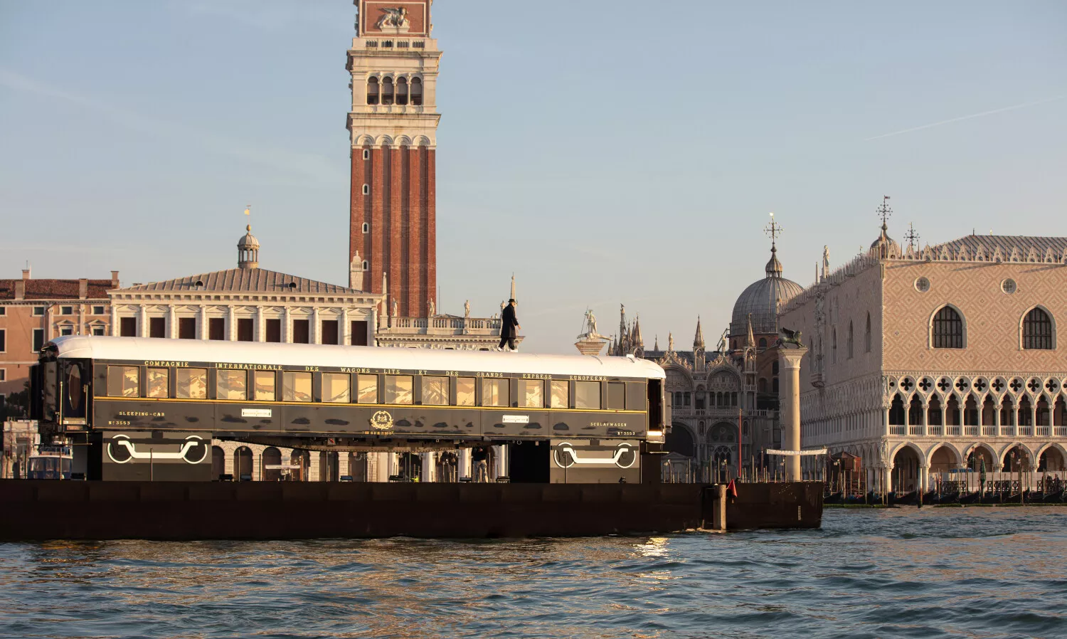 L'Observatoire — voiture privée du Venice Simplon-Orient-Express Belmond, conçue par l'artiste JR