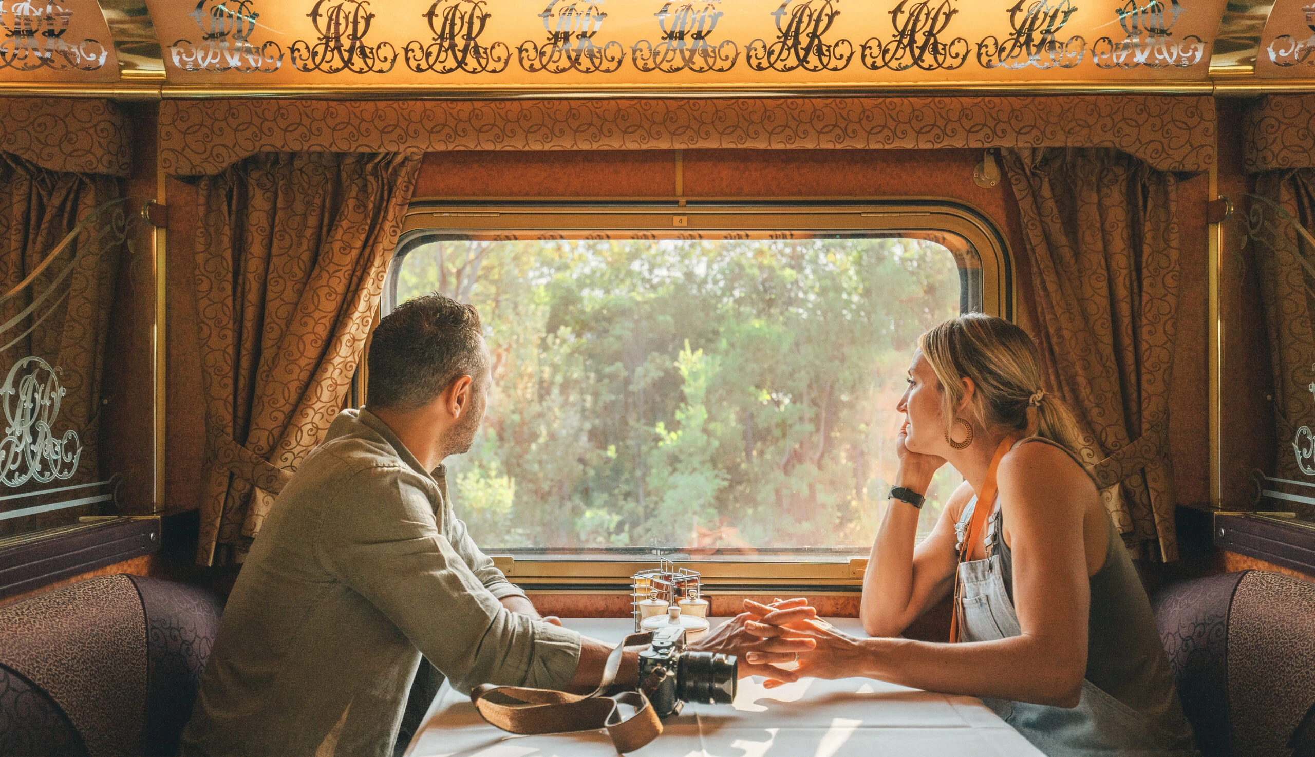 Lounge Gold Service à bord de The Ghan — espace de vie train de luxe australien