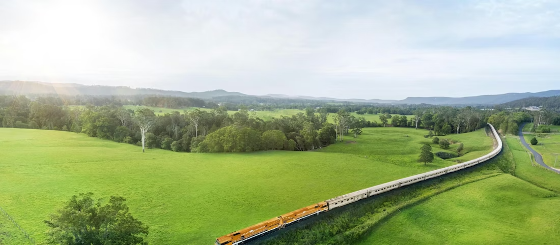 Great Southern traversant la campagne de Nouvelle-Galles du Sud — paysage verdoyant de la côte est